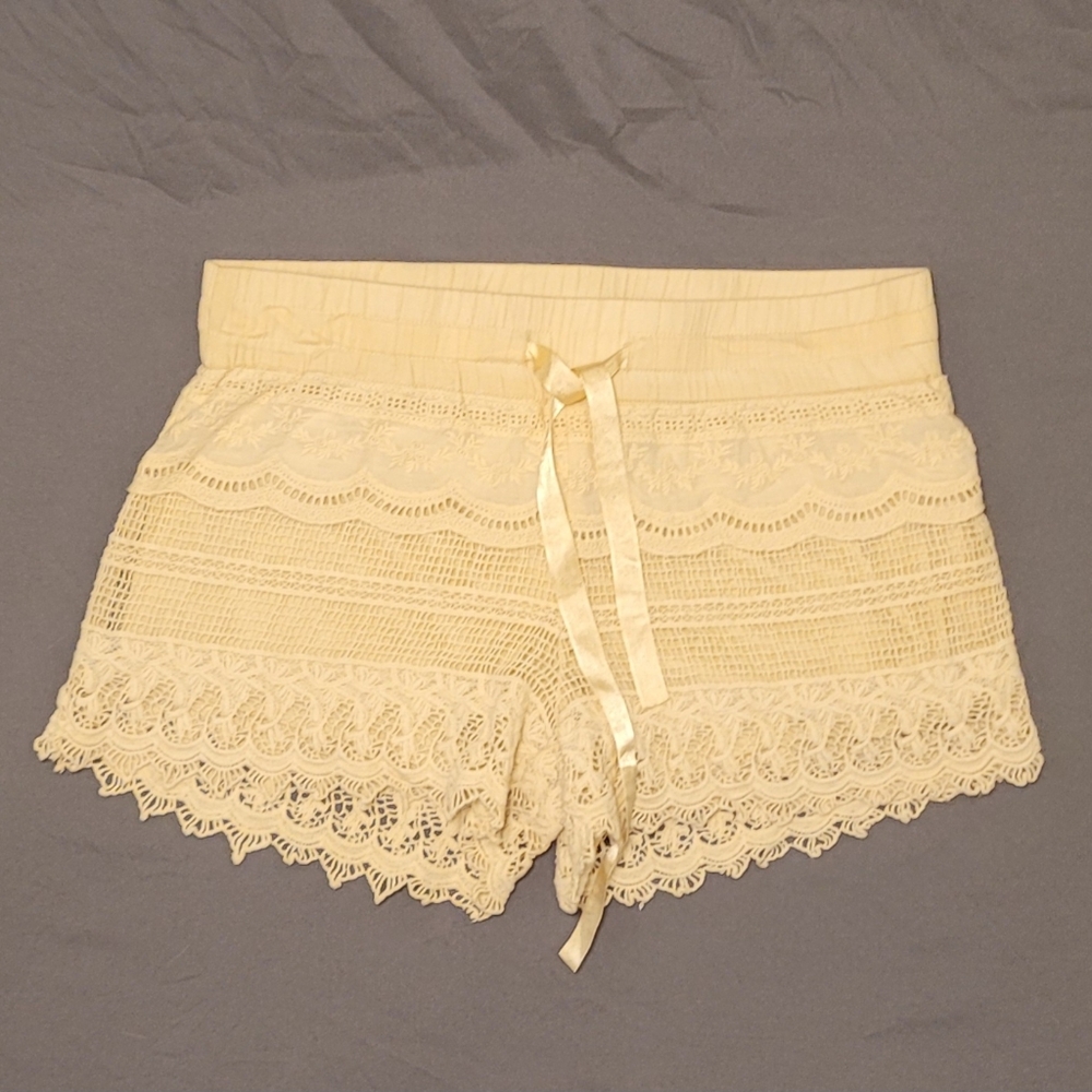 No Boundaries | Cream Lace Shorts Medium